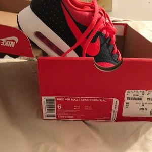 NIKE Air Max  - Men's Size 6 //Women's 8 NWT   $55